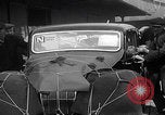 Standbild UK Autos und Lastwagen mit Kran gehoben Vereinigtes Königreich, 1939, aus Sekunde 15 historischem Filmmaterial Videoclip 65675080091
