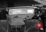 Standbild UK Autos und Lastwagen mit Kran gehoben Vereinigtes Königreich, 1939, aus Sekunde 16 historischem Filmmaterial Videoclip 65675080091
