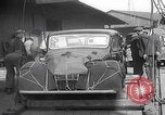 Standbild UK Autos und Lastwagen mit Kran gehoben Vereinigtes Königreich, 1939, aus Sekunde 17 historischem Filmmaterial Videoclip 65675080091