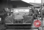 Standbild UK Autos und Lastwagen mit Kran gehoben Vereinigtes Königreich, 1939, aus Sekunde 18 historischem Filmmaterial Videoclip 65675080091