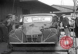 Standbild UK Autos und Lastwagen mit Kran gehoben Vereinigtes Königreich, 1939, aus Sekunde 19 historischem Filmmaterial Videoclip 65675080091