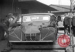 Standbild UK Autos und Lastwagen mit Kran gehoben Vereinigtes Königreich, 1939, aus Sekunde 20 historischem Filmmaterial Videoclip 65675080091
