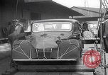 Standbild UK Autos und Lastwagen mit Kran gehoben Vereinigtes Königreich, 1939, aus Sekunde 21 historischem Filmmaterial Videoclip 65675080091