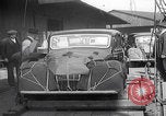 Standbild UK Autos und Lastwagen mit Kran gehoben Vereinigtes Königreich, 1939, aus Sekunde 22 historischem Filmmaterial Videoclip 65675080091