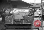 Standbild UK Autos und Lastwagen mit Kran gehoben Vereinigtes Königreich, 1939, aus Sekunde 23 historischem Filmmaterial Videoclip 65675080091