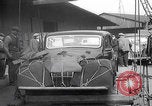 Standbild UK Autos und Lastwagen mit Kran gehoben Vereinigtes Königreich, 1939, aus Sekunde 24 historischem Filmmaterial Videoclip 65675080091