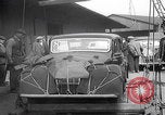 Standbild UK Autos und Lastwagen mit Kran gehoben Vereinigtes Königreich, 1939, aus Sekunde 25 historischem Filmmaterial Videoclip 65675080091