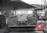 Standbild UK Autos und Lastwagen mit Kran gehoben Vereinigtes Königreich, 1939, aus Sekunde 26 historischem Filmmaterial Videoclip 65675080091
