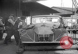 Standbild UK Autos und Lastwagen mit Kran gehoben Vereinigtes Königreich, 1939, aus Sekunde 27 historischem Filmmaterial Videoclip 65675080091