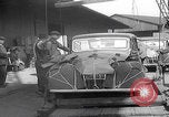 Standbild UK Autos und Lastwagen mit Kran gehoben Vereinigtes Königreich, 1939, aus Sekunde 28 historischem Filmmaterial Videoclip 65675080091