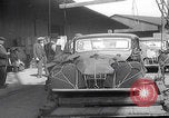 Standbild UK Autos und Lastwagen mit Kran gehoben Vereinigtes Königreich, 1939, aus Sekunde 29 historischem Filmmaterial Videoclip 65675080091