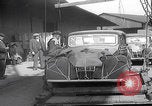 Standbild UK Autos und Lastwagen mit Kran gehoben Vereinigtes Königreich, 1939, aus Sekunde 30 historischem Filmmaterial Videoclip 65675080091