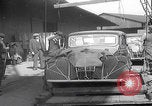 Standbild UK Autos und Lastwagen mit Kran gehoben Vereinigtes Königreich, 1939, aus Sekunde 31 historischem Filmmaterial Videoclip 65675080091