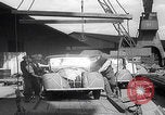 Standbild UK Autos und Lastwagen mit Kran gehoben Vereinigtes Königreich, 1939, aus Sekunde 32 historischem Filmmaterial Videoclip 65675080091