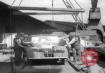 Standbild UK Autos und Lastwagen mit Kran gehoben Vereinigtes Königreich, 1939, aus Sekunde 33 historischem Filmmaterial Videoclip 65675080091