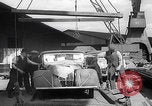 Standbild UK Autos und Lastwagen mit Kran gehoben Vereinigtes Königreich, 1939, aus Sekunde 34 historischem Filmmaterial Videoclip 65675080091
