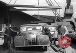 Standbild UK Autos und Lastwagen mit Kran gehoben Vereinigtes Königreich, 1939, aus Sekunde 35 historischem Filmmaterial Videoclip 65675080091