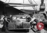 Standbild UK Autos und Lastwagen mit Kran gehoben Vereinigtes Königreich, 1939, aus Sekunde 36 historischem Filmmaterial Videoclip 65675080091