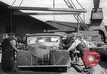 Standbild UK Autos und Lastwagen mit Kran gehoben Vereinigtes Königreich, 1939, aus Sekunde 37 historischem Filmmaterial Videoclip 65675080091