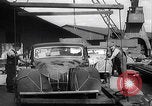 Standbild UK Autos und Lastwagen mit Kran gehoben Vereinigtes Königreich, 1939, aus Sekunde 38 historischem Filmmaterial Videoclip 65675080091