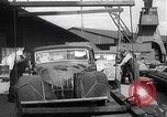 Standbild UK Autos und Lastwagen mit Kran gehoben Vereinigtes Königreich, 1939, aus Sekunde 39 historischem Filmmaterial Videoclip 65675080091