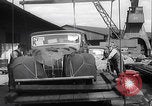 Standbild UK Autos und Lastwagen mit Kran gehoben Vereinigtes Königreich, 1939, aus Sekunde 40 historischem Filmmaterial Videoclip 65675080091
