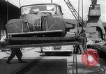 Standbild UK Autos und Lastwagen mit Kran gehoben Vereinigtes Königreich, 1939, aus Sekunde 41 historischem Filmmaterial Videoclip 65675080091