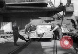 Standbild UK Autos und Lastwagen mit Kran gehoben Vereinigtes Königreich, 1939, aus Sekunde 42 historischem Filmmaterial Videoclip 65675080091