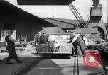 Standbild UK Autos und Lastwagen mit Kran gehoben Vereinigtes Königreich, 1939, aus Sekunde 43 historischem Filmmaterial Videoclip 65675080091