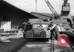 Standbild UK Autos und Lastwagen mit Kran gehoben Vereinigtes Königreich, 1939, aus Sekunde 44 historischem Filmmaterial Videoclip 65675080091