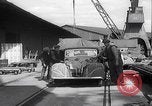 Standbild UK Autos und Lastwagen mit Kran gehoben Vereinigtes Königreich, 1939, aus Sekunde 45 historischem Filmmaterial Videoclip 65675080091