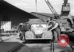 Standbild UK Autos und Lastwagen mit Kran gehoben Vereinigtes Königreich, 1939, aus Sekunde 46 historischem Filmmaterial Videoclip 65675080091