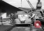 Standbild UK Autos und Lastwagen mit Kran gehoben Vereinigtes Königreich, 1939, aus Sekunde 47 historischem Filmmaterial Videoclip 65675080091
