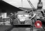 Standbild UK Autos und Lastwagen mit Kran gehoben Vereinigtes Königreich, 1939, aus Sekunde 48 historischem Filmmaterial Videoclip 65675080091