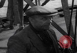 Standbild UK Autos und Lastwagen mit Kran gehoben Vereinigtes Königreich, 1939, aus Sekunde 49 historischem Filmmaterial Videoclip 65675080091