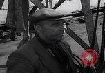 Standbild UK Autos und Lastwagen mit Kran gehoben Vereinigtes Königreich, 1939, aus Sekunde 50 historischem Filmmaterial Videoclip 65675080091