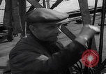 Standbild UK Autos und Lastwagen mit Kran gehoben Vereinigtes Königreich, 1939, aus Sekunde 52 historischem Filmmaterial Videoclip 65675080091