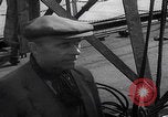Standbild UK Autos und Lastwagen mit Kran gehoben Vereinigtes Königreich, 1939, aus Sekunde 53 historischem Filmmaterial Videoclip 65675080091