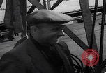 Standbild UK Autos und Lastwagen mit Kran gehoben Vereinigtes Königreich, 1939, aus Sekunde 56 historischem Filmmaterial Videoclip 65675080091