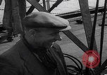 Standbild UK Autos und Lastwagen mit Kran gehoben Vereinigtes Königreich, 1939, aus Sekunde 57 historischem Filmmaterial Videoclip 65675080091