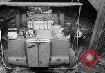 Standbild UK Autos und Lastwagen mit Kran gehoben Vereinigtes Königreich, 1939, aus Sekunde 58 historischem Filmmaterial Videoclip 65675080091