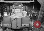 Standbild UK Autos und Lastwagen mit Kran gehoben Vereinigtes Königreich, 1939, aus Sekunde 59 historischem Filmmaterial Videoclip 65675080091