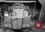 Standbild UK Autos und Lastwagen mit Kran gehoben Vereinigtes Königreich, 1939, aus Sekunde 60 historischem Filmmaterial Videoclip 65675080091