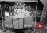 Standbild UK Autos und Lastwagen mit Kran gehoben Vereinigtes Königreich, 1939, aus Sekunde 61 historischem Filmmaterial Videoclip 65675080091