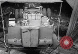 Standbild UK Autos und Lastwagen mit Kran gehoben Vereinigtes Königreich, 1939, aus Sekunde 62 historischem Filmmaterial Videoclip 65675080091
