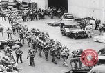 Image 81st soldats de la Division d'infanterie quittent Hawaï Honolulu Hawaii USA, 1944, de la seconde 33 séquences d'archives historiques vidéo 65675080154