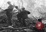 Image Des soldats explose des trous de renards japonais à Angaur WW2 Îles Palaos d'Angaur, 1944, de la seconde 28 séquences d'archives historiques vidéo 65675080164