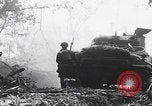 Image Des soldats explose des trous de renards japonais à Angaur WW2 Îles Palaos d'Angaur, 1944, de la seconde 31 séquences d'archives historiques vidéo 65675080164