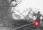 Image Des soldats explose des trous de renards japonais à Angaur WW2 Îles Palaos d'Angaur, 1944, de la seconde 40 séquences d'archives historiques vidéo 65675080164