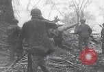 Image Des soldats explose des trous de renards japonais à Angaur WW2 Îles Palaos d'Angaur, 1944, de la seconde 51 séquences d'archives historiques vidéo 65675080164